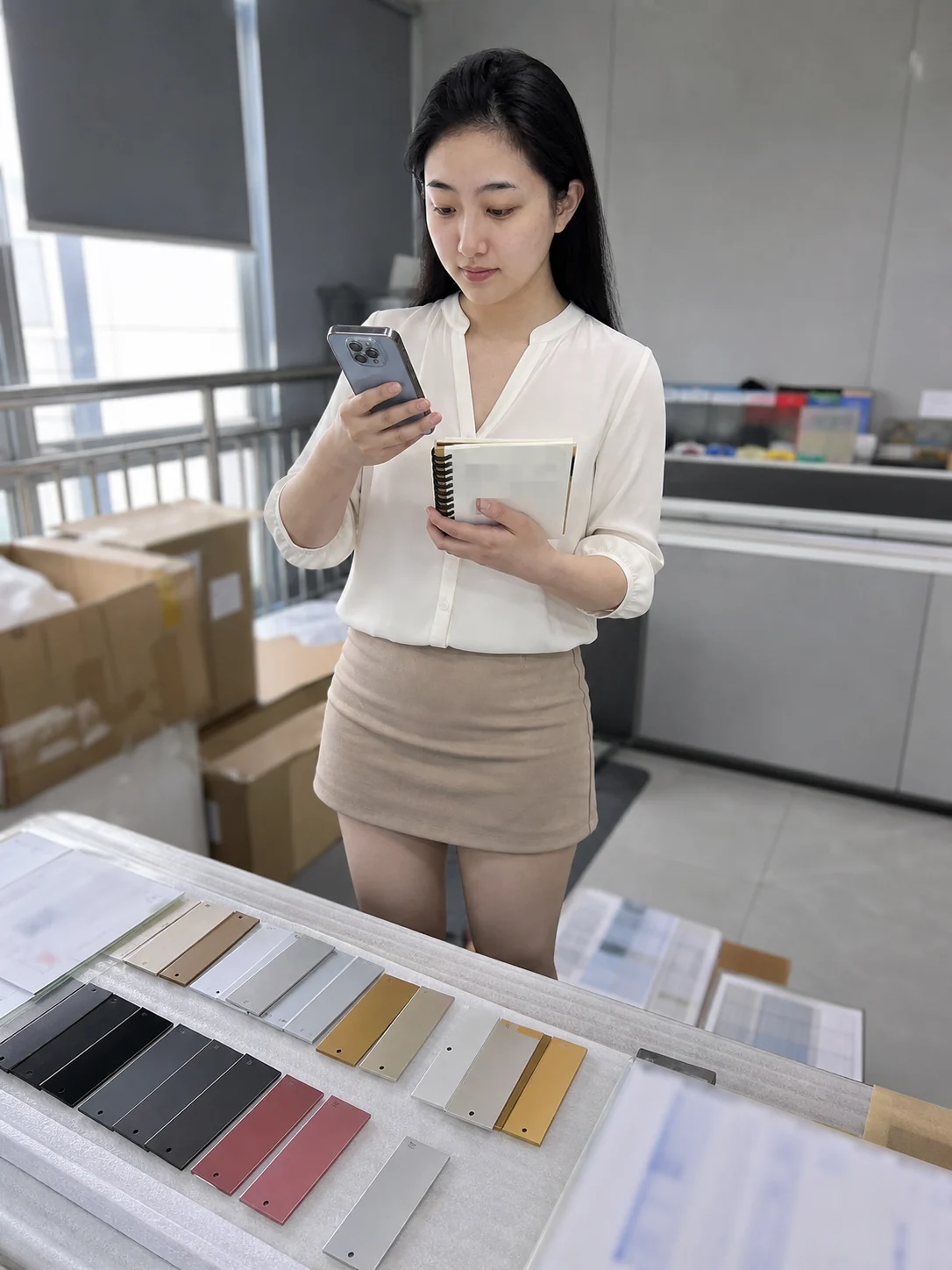 自媒体拍摄人员记录阳极氧化加工膜厚与批次资料
