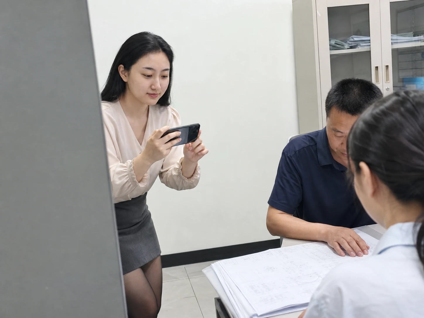 自媒体拍摄人员记录显示板加工供应商工艺资料核对