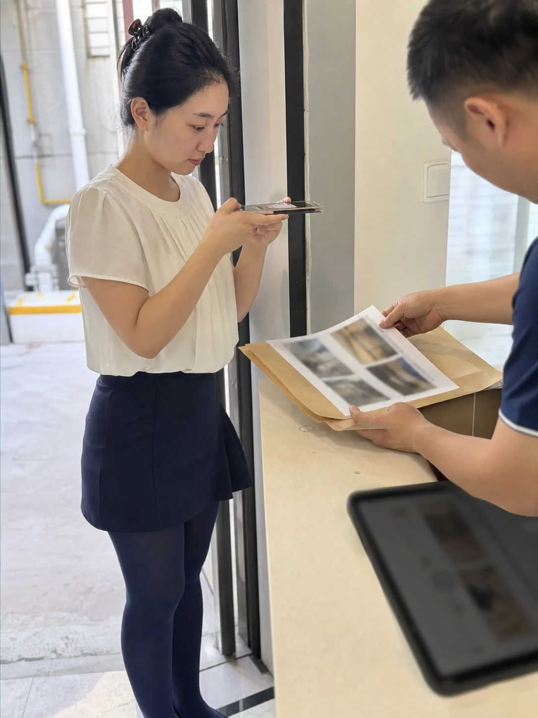 自媒体拍摄人员记录电梯定制安装条件与现场交接