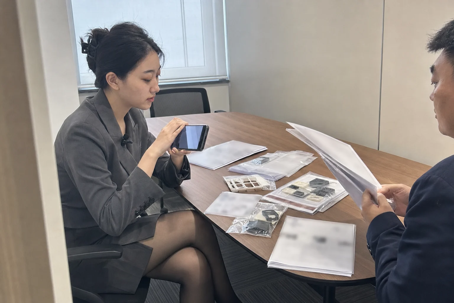 自媒体拍摄人员记录聚醚酰亚胺代工样件与供应商资料