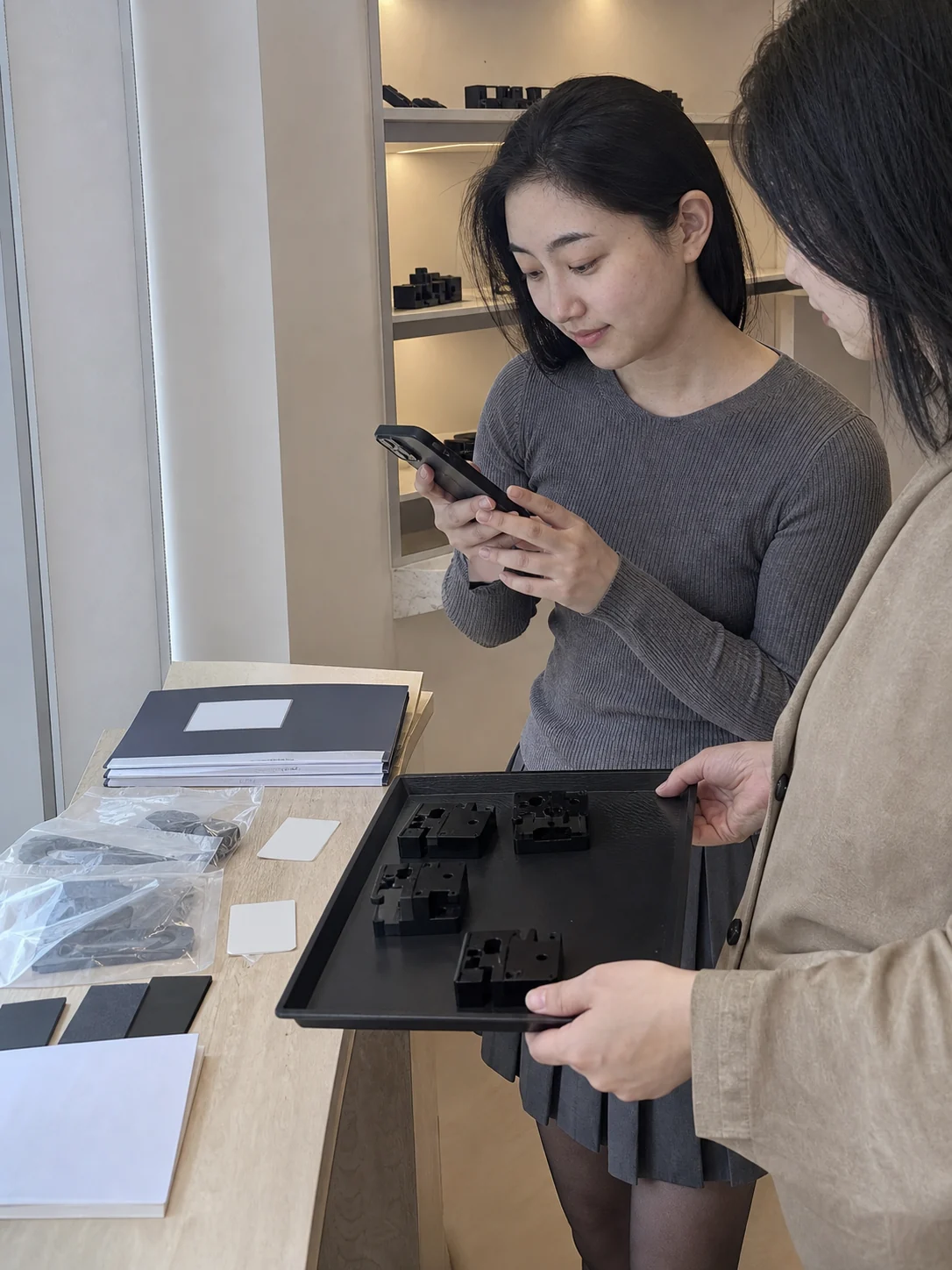 自媒体拍摄人员记录聚苯硫醚加工样品与量产交接资料