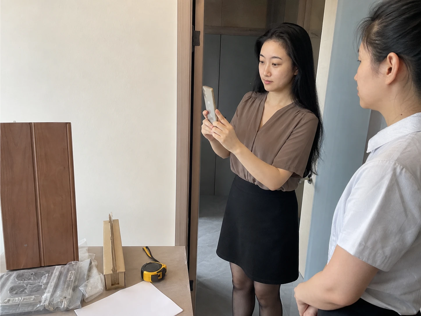 自媒体拍摄人员记录实木门加工门洞尺寸与五金交接资料