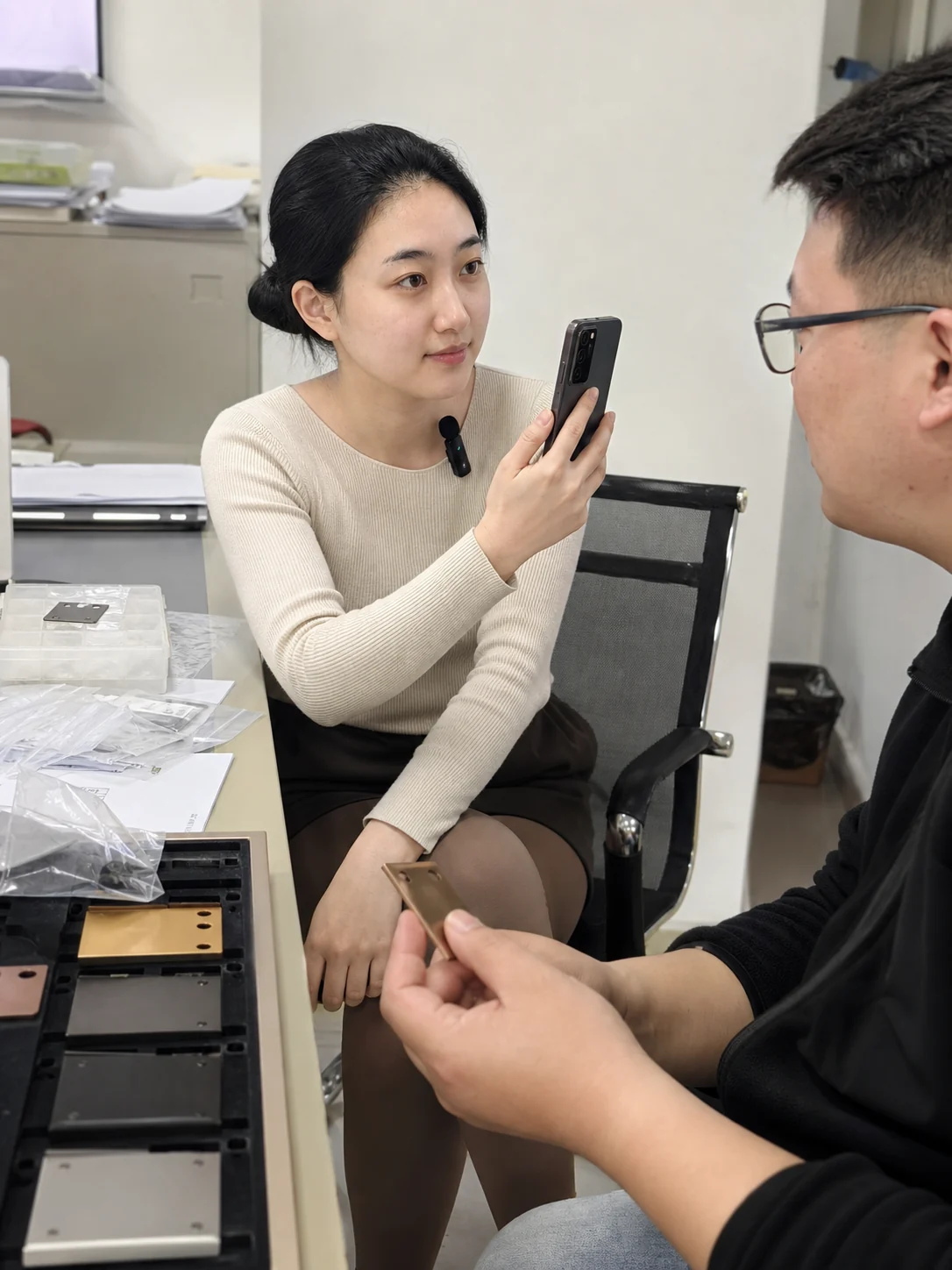自媒体拍摄人员记录真空镀膜定制工艺与来料条件