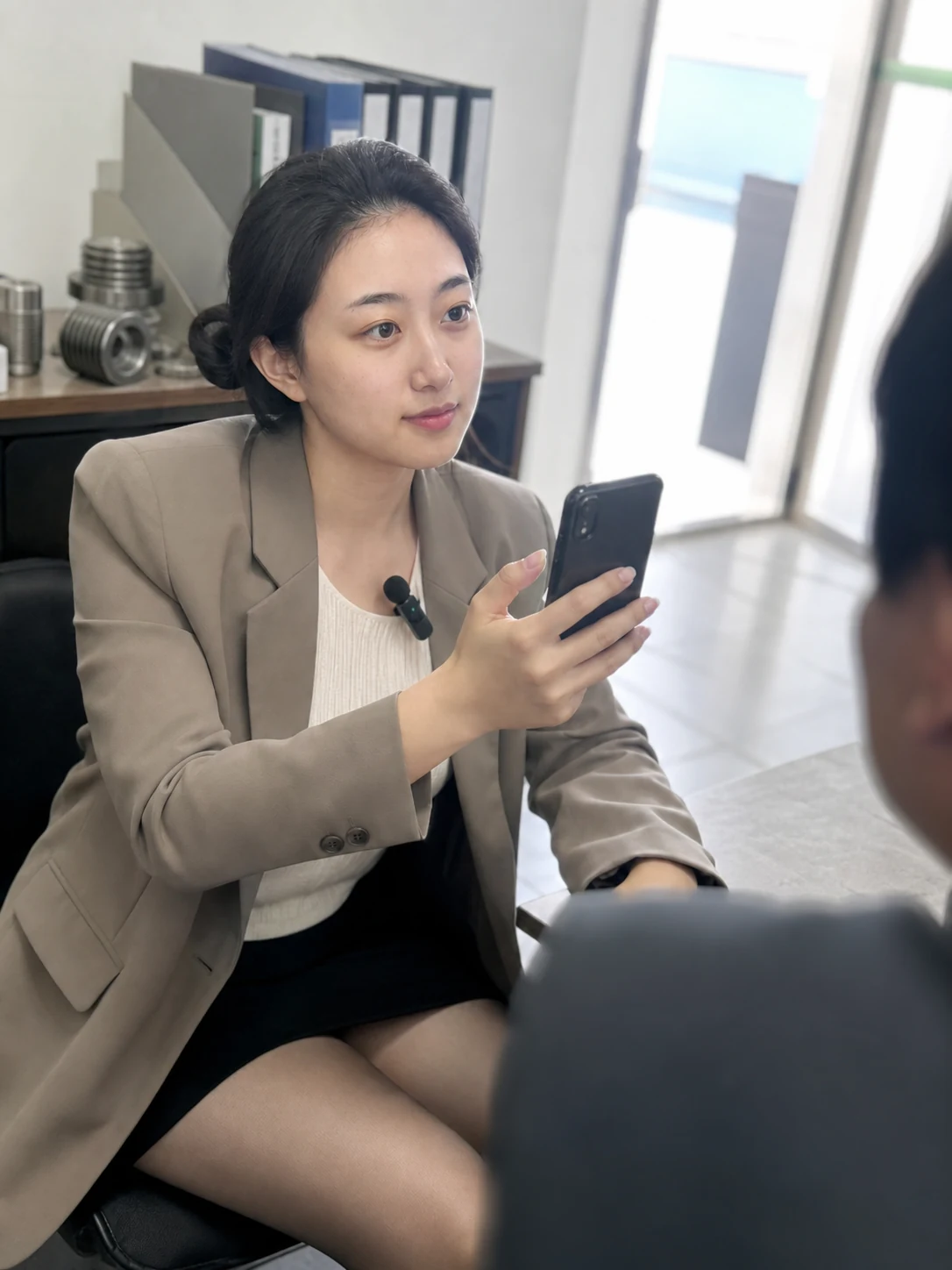 自媒体拍摄人员记录蜗轮定制供应商材料与加工资料