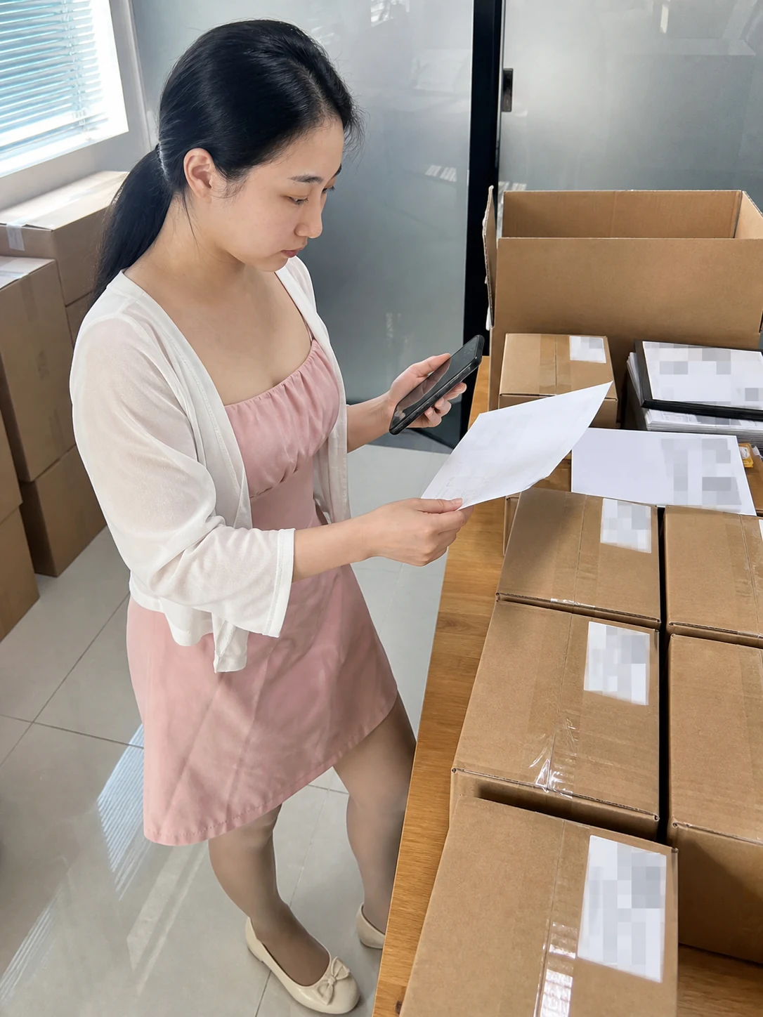 自媒体拍摄人员记录粽子定制包装与批次资料