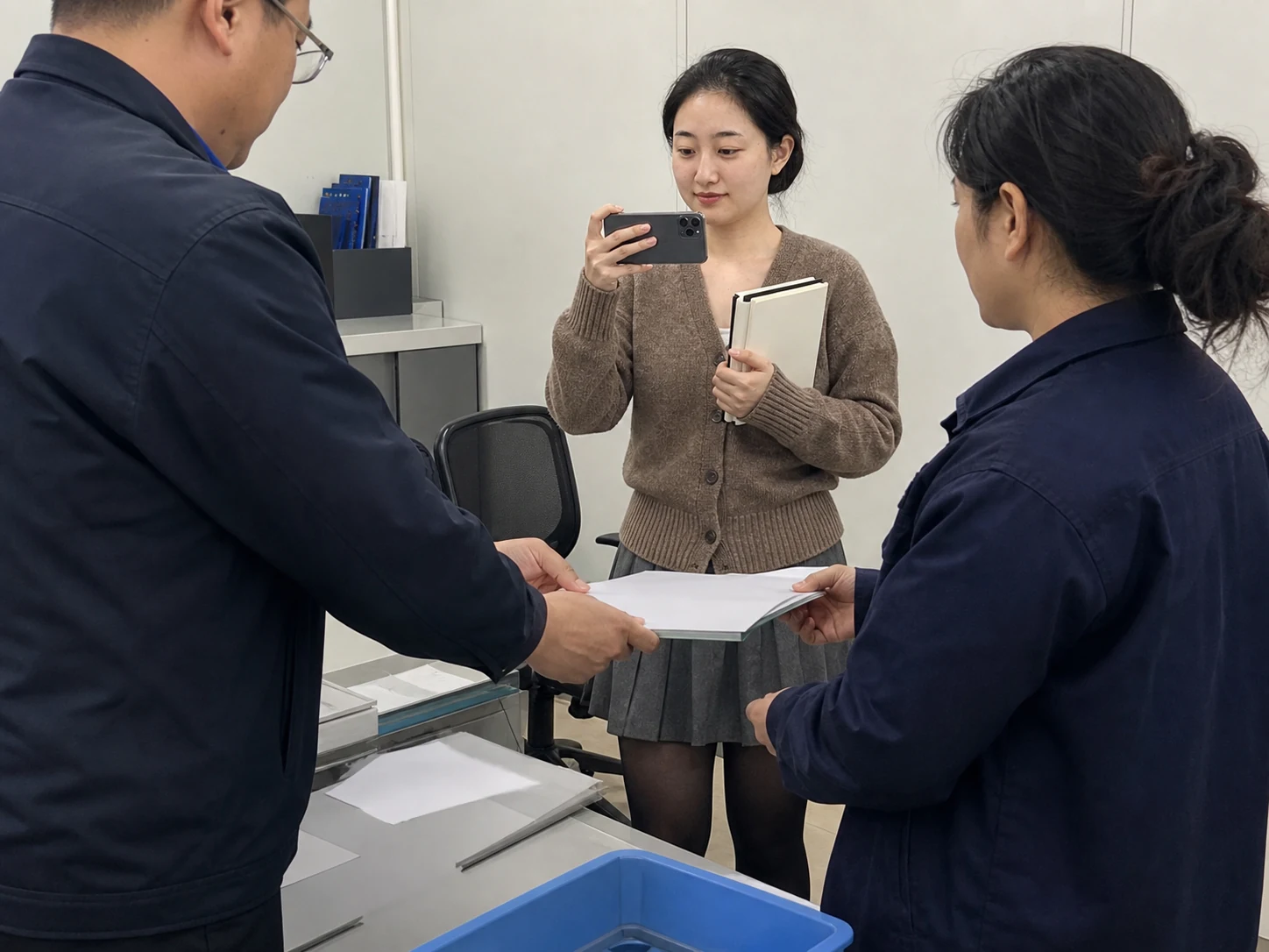 自媒体拍摄人员记录铜排代工替代料与来料批次资料交接