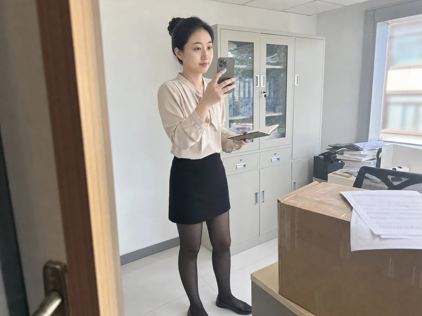 自媒体拍摄人员记录水基清洗剂补库批次与包装单位交接的手机场景