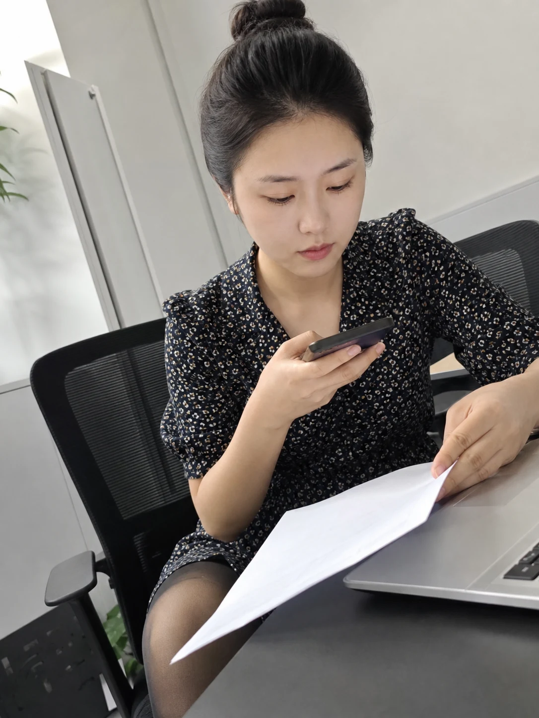 自媒体拍摄人员记录电火花定制询价资料核对的场景示意图