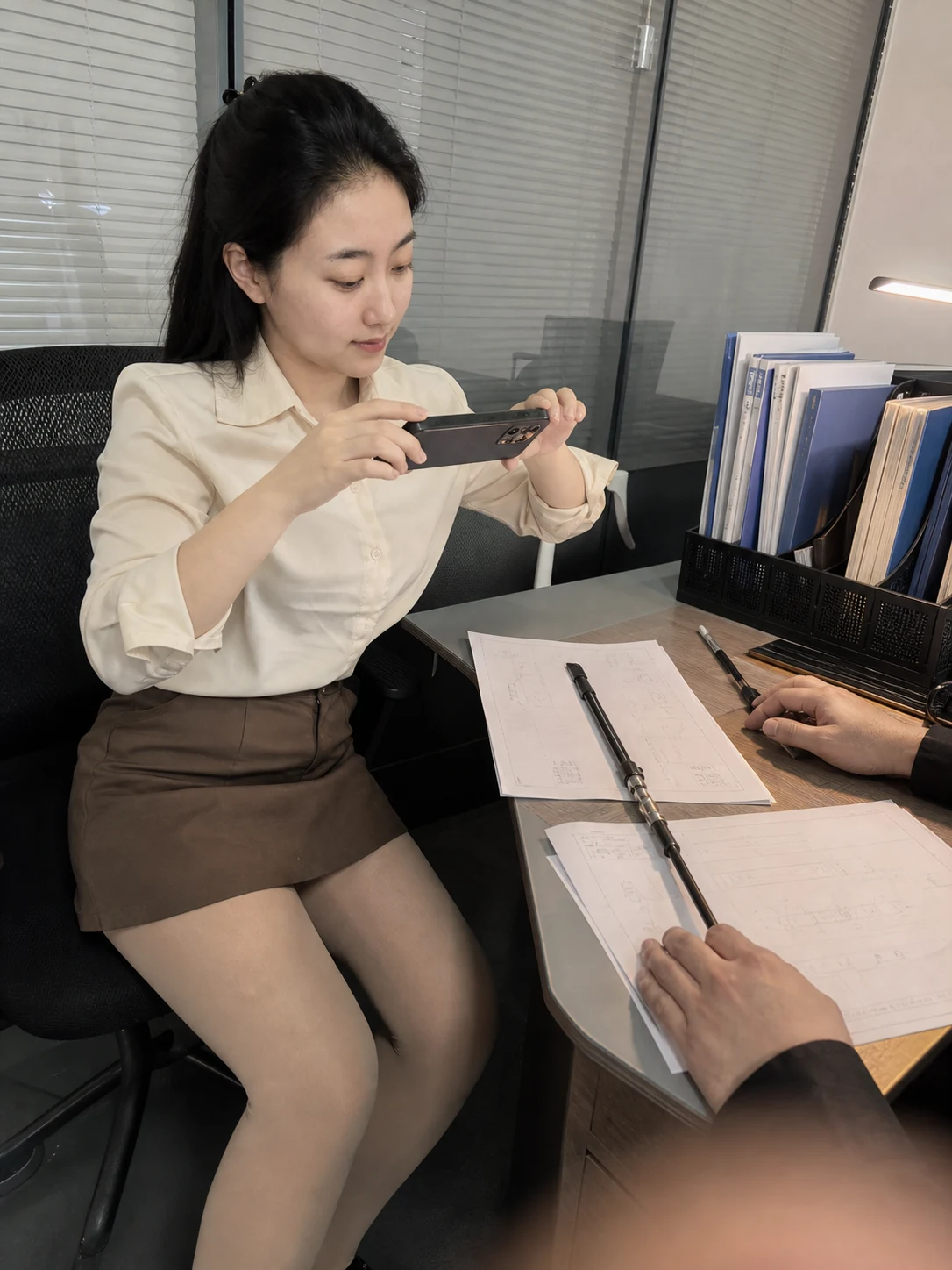 自媒体拍摄人员记录样品资料的手机场景