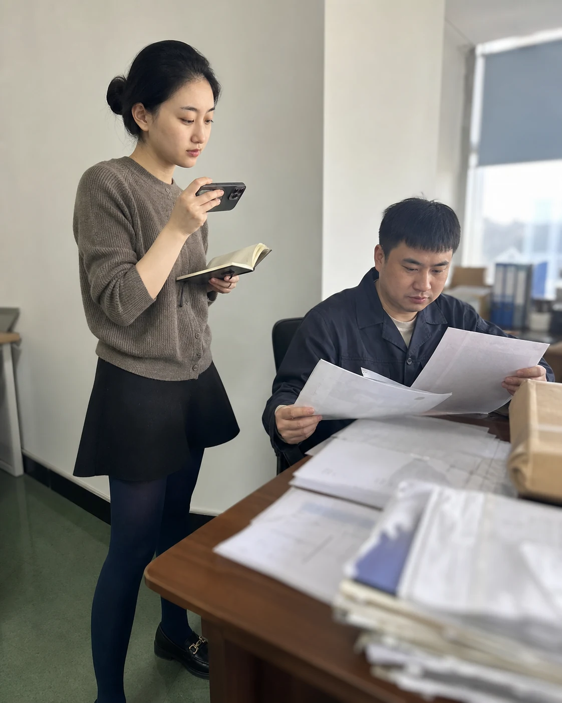 自媒体拍摄人员记录检验与批次资料的手机场景