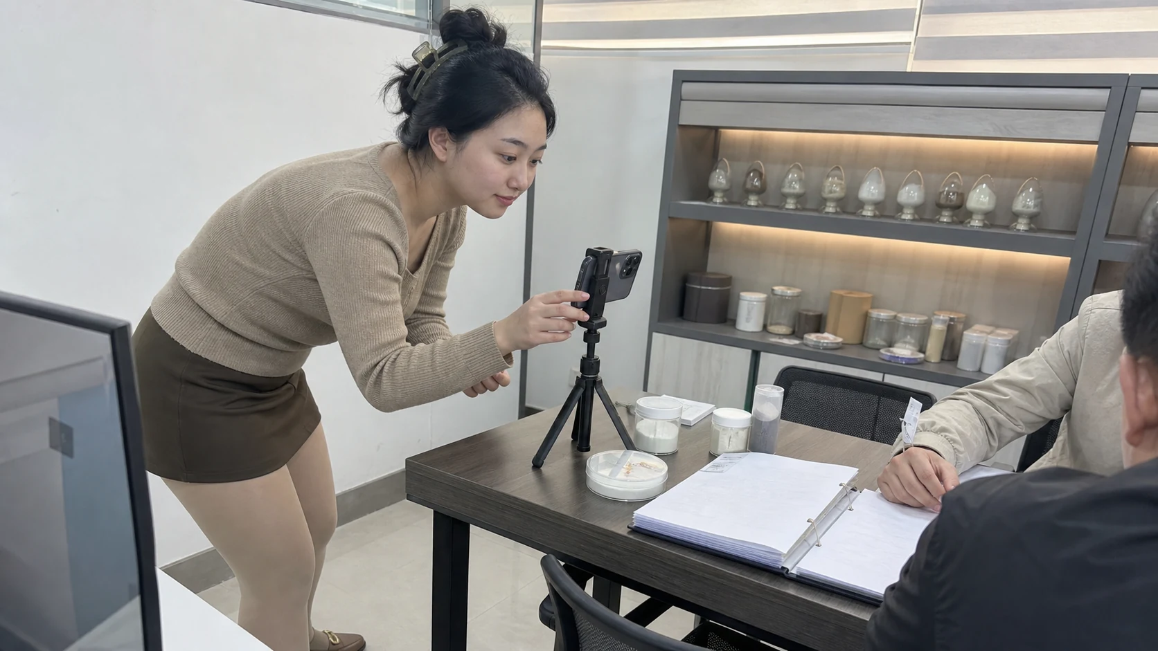 自媒体拍摄人员记录矿物增强加工样品确认与量产资料核对