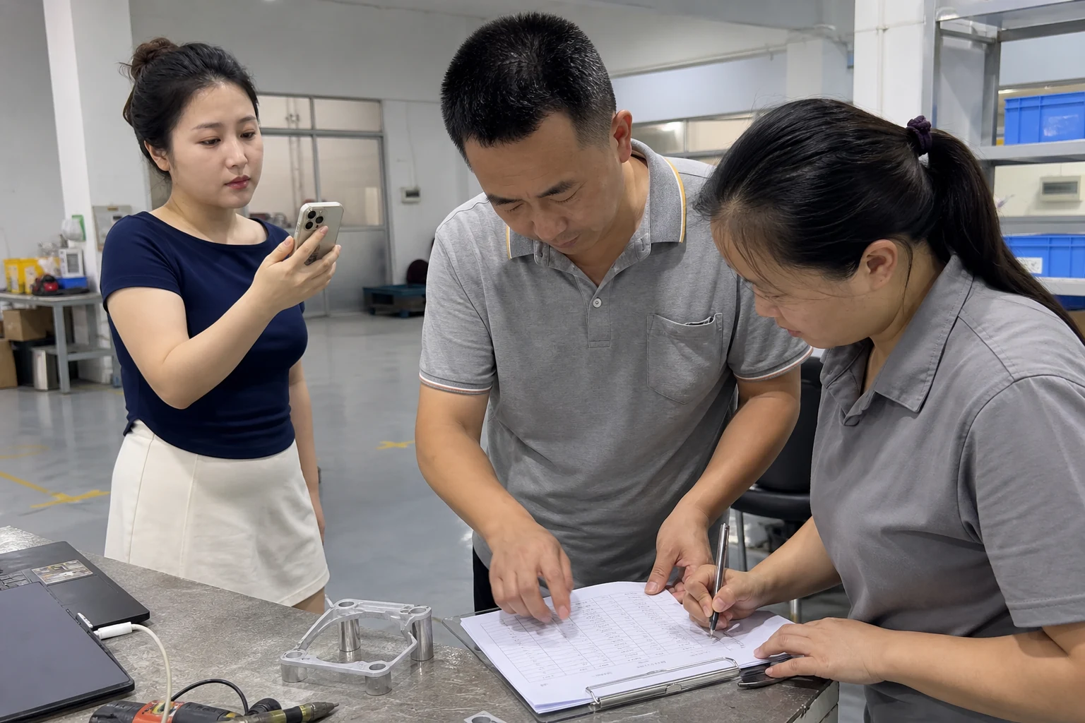 制造业文件版本交接场景示意图