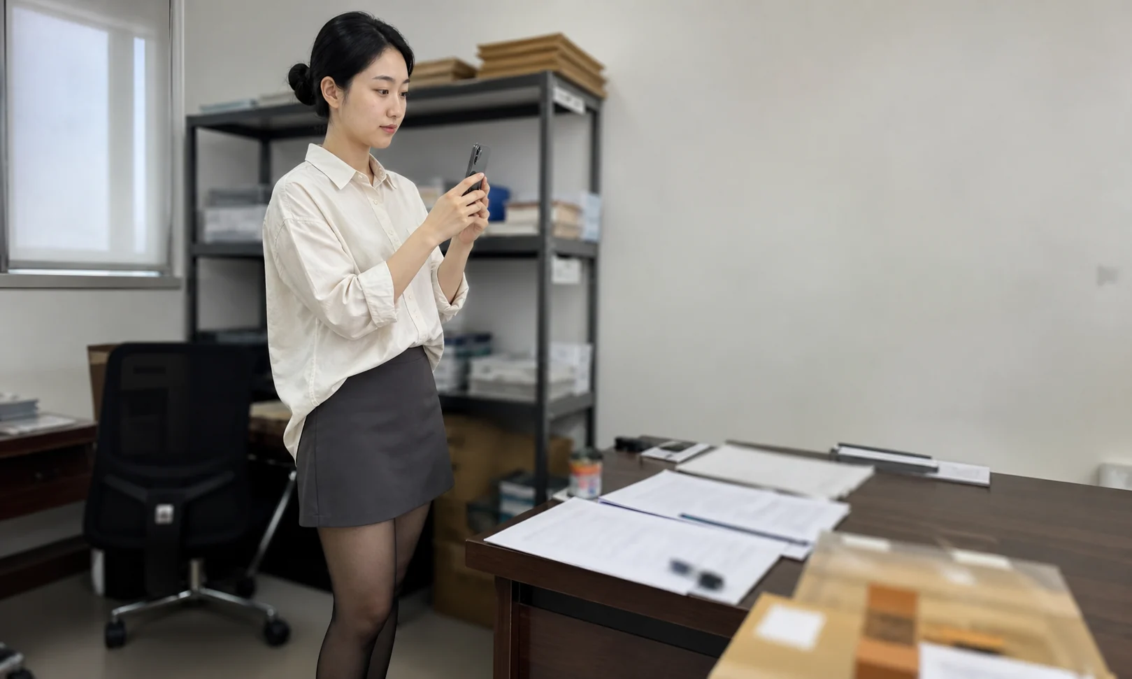 自媒体拍摄人员记录胶印油墨加工样品与生产资料交接的手机场景