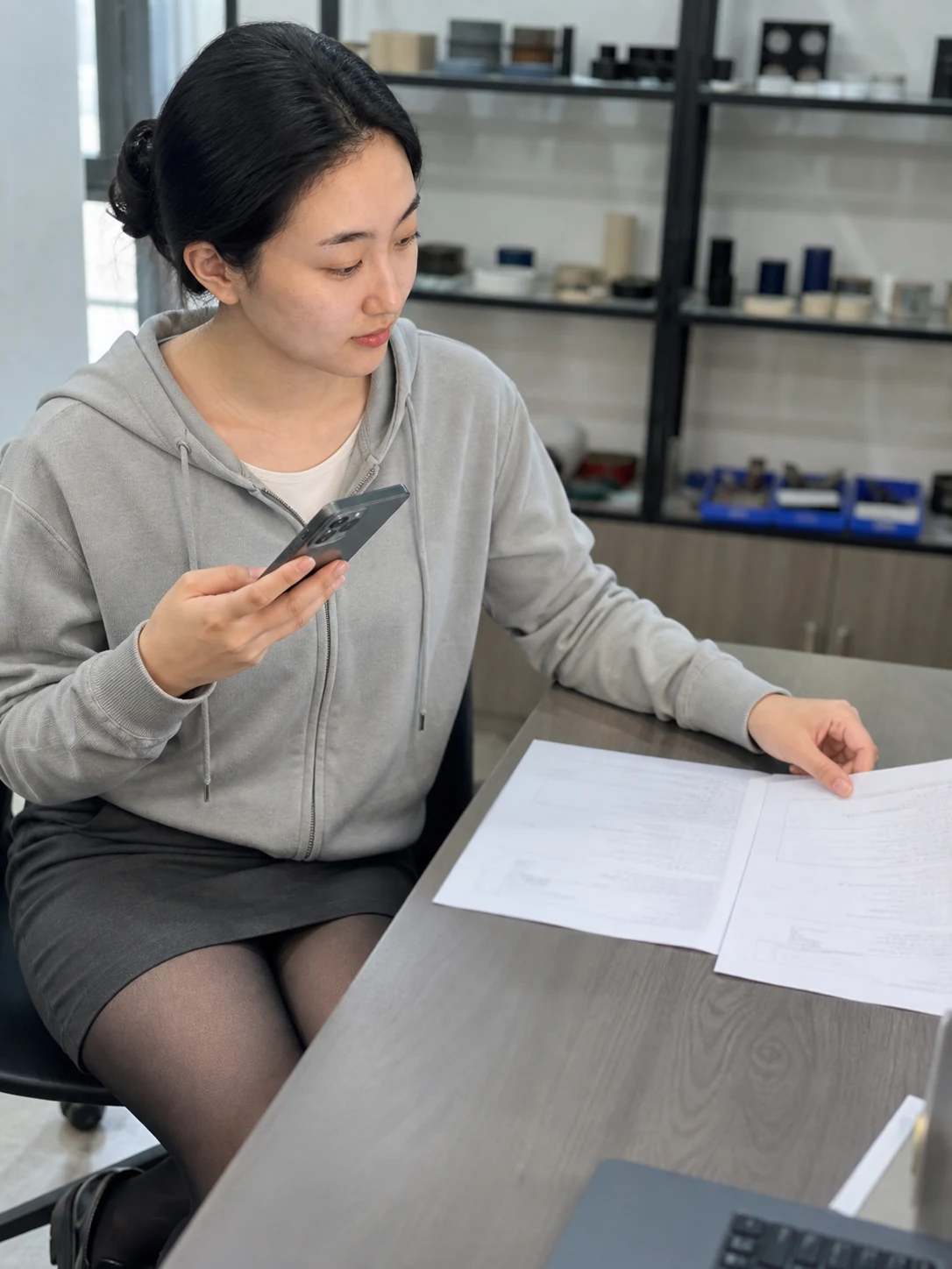 自媒体拍摄人员记录精密卧式加工中心技术资料修订与适用范围核对