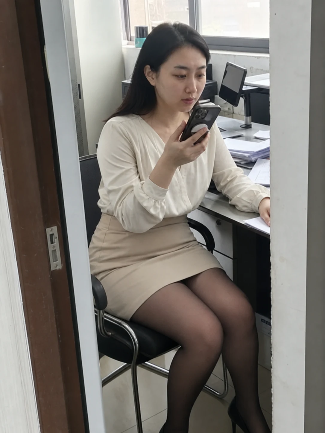 自媒体拍摄人员记录精密实木门安装条件与售后资料交接
