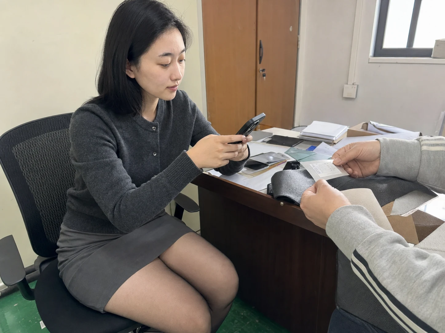 自媒体拍摄人员记录PU革加工退回物料与批次资料交接
