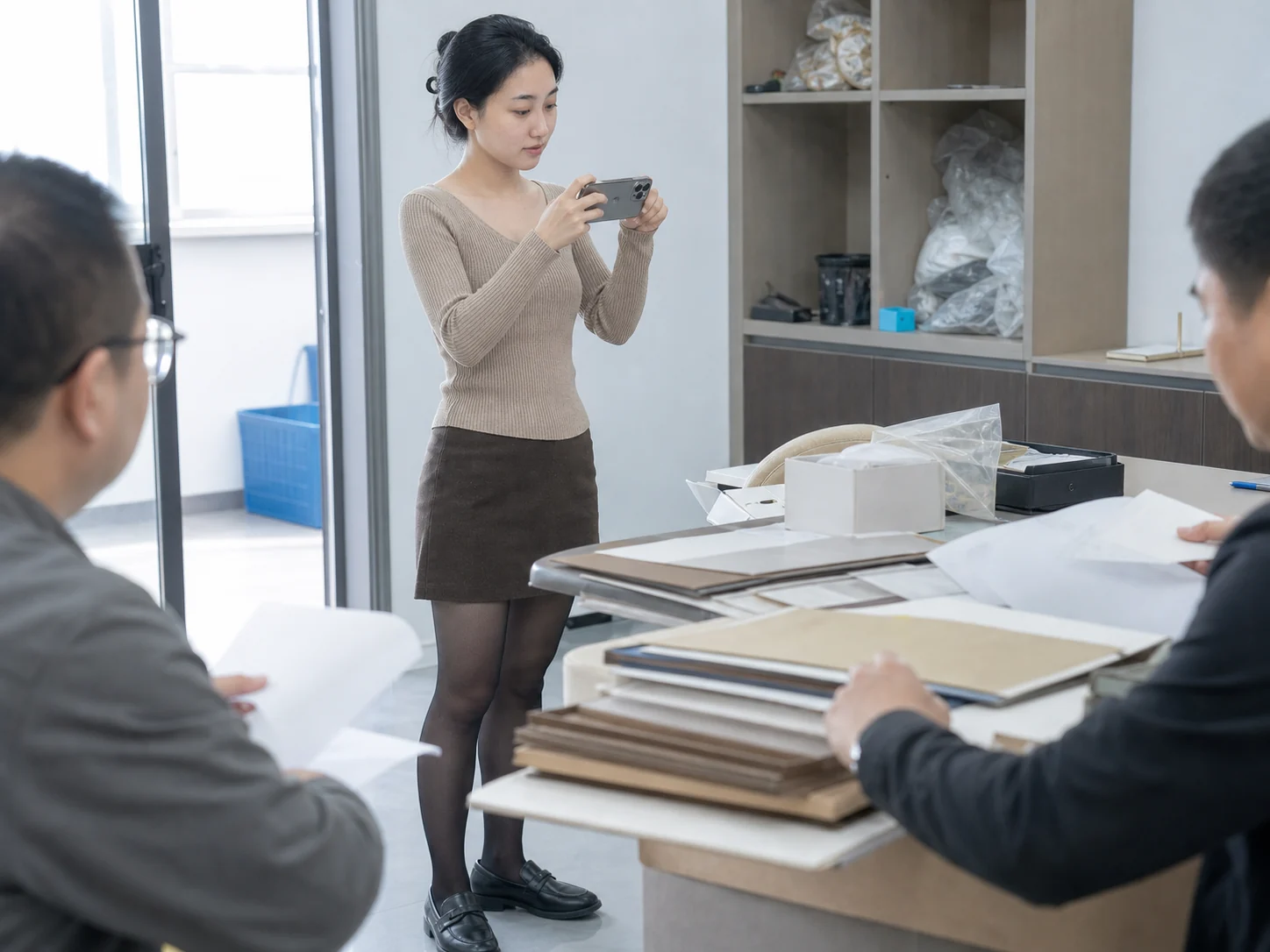 自媒体拍摄人员记录主减速器代工材料规格与样品确认资料交接