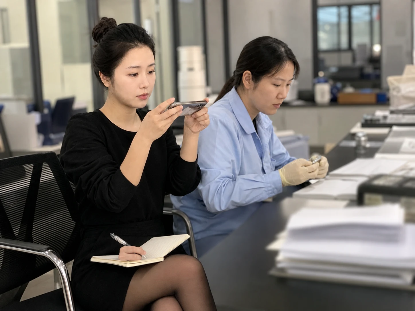 自媒体拍摄人员记录滑块加工批次检验资料的场景示意图